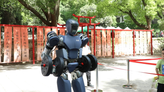 机器人亮相古隆中 开启科技文旅新体验