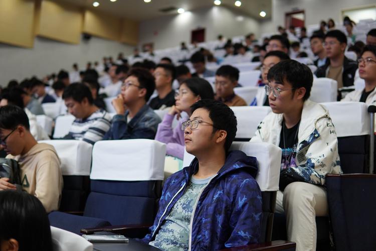 古天祥教授为学院2023级新生讲述"成电故事"